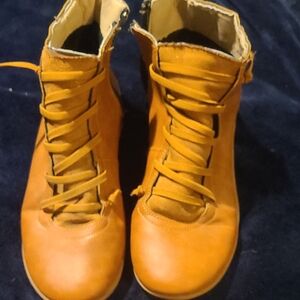Source Unknown Women's Tan Lace-Up Boots